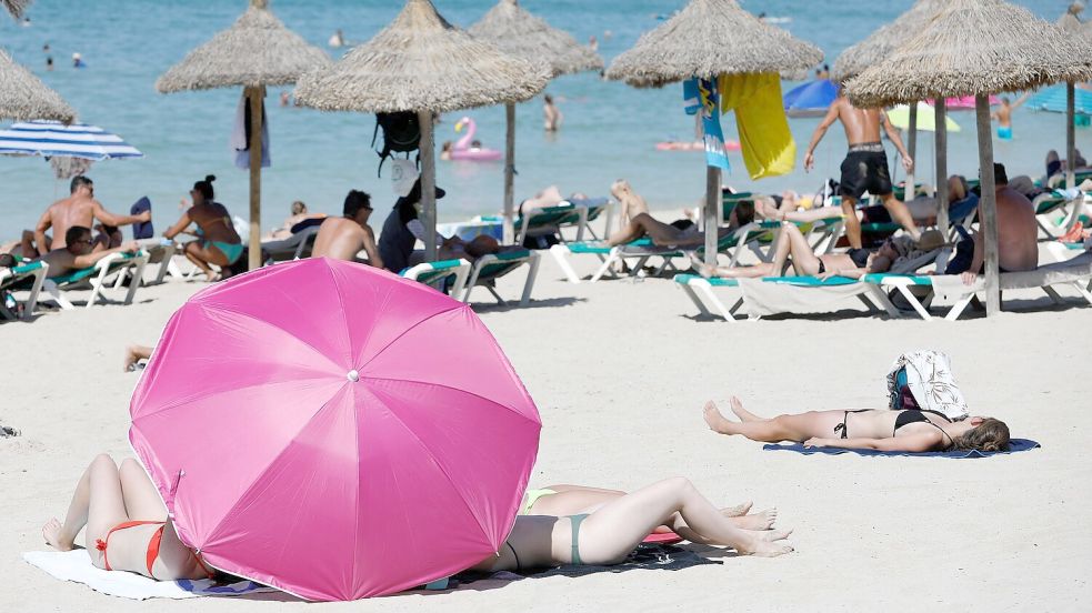 Strandurlaub ist immer noch heiß begehrt. (Archivbild) Foto: Clara Margais/dpa