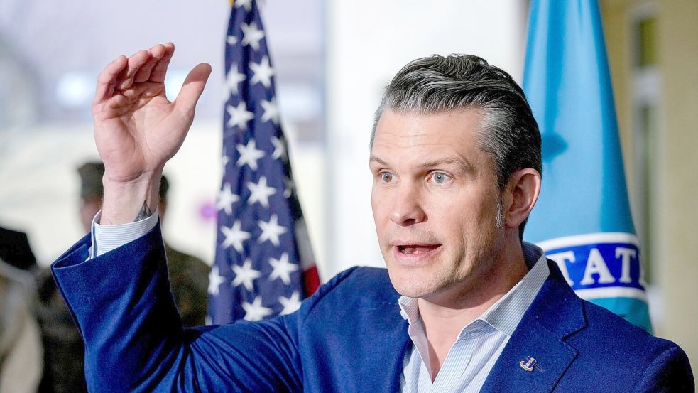 Pentagon-Chef Hegseth stellt eine Überprüfung der amerikanischen Truppenstärke überall in Aussicht. Foto: Michael Probst/AP/dpa