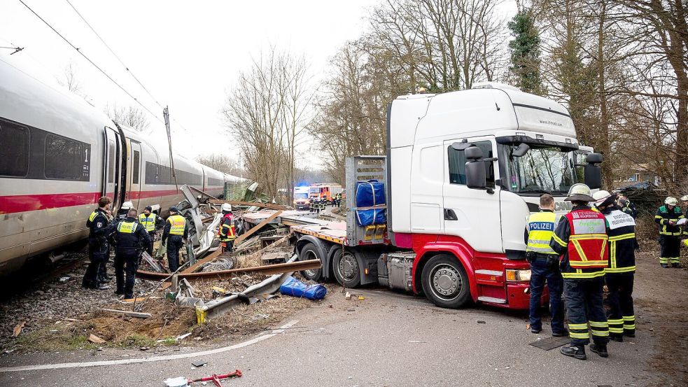 Ein Toter und elf Verletzte - das ist Bilanz des schweren Zugunglücks an der Stadtgrenze von Hamburg. Foto: Daniel Bockwoldt/dpa