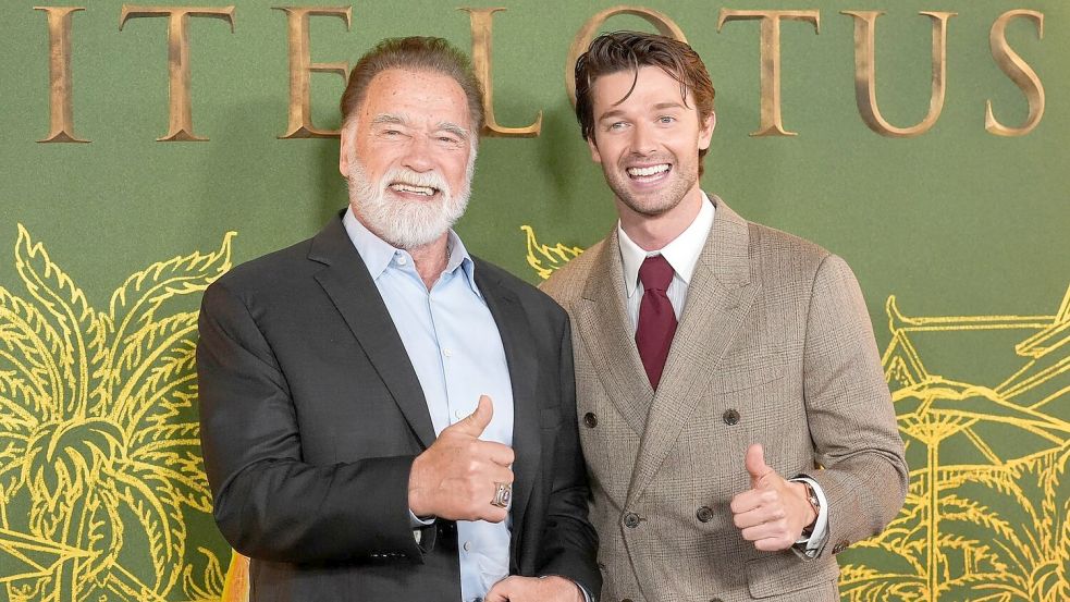 Arnold Schwarzenegger, links, und Patrick Schwarzenegger bei der Premiere der dritten Staffel von „The White Lotus“. Foto: Chris Pizzello/Invision via AP/dpa