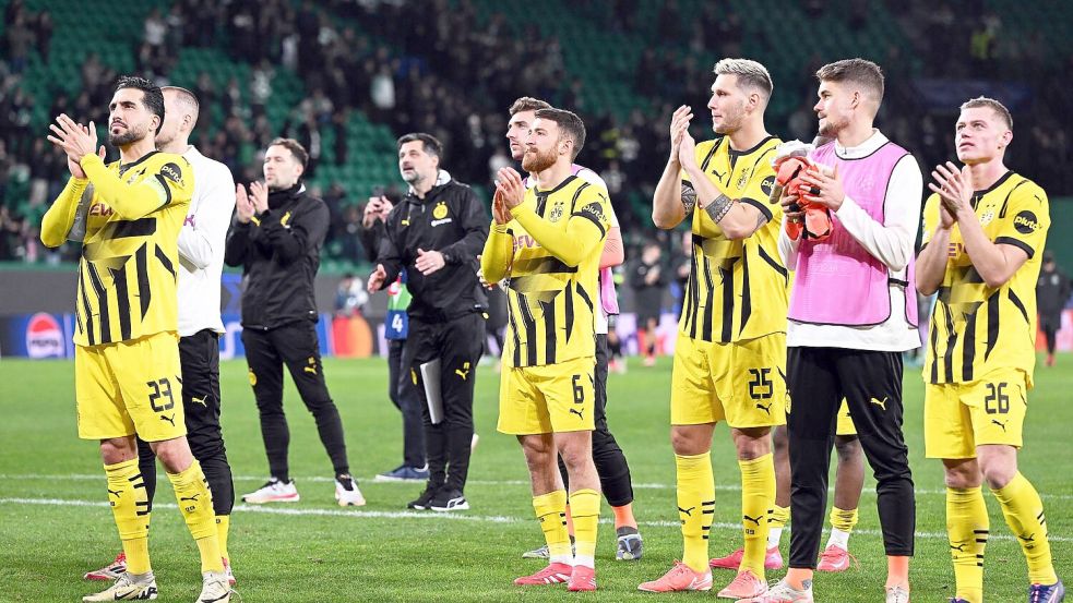 Die Spieler von Borussia Dortmund feiern nach dem Spiel mit den Fans Foto: Federico Gambarini/dpa