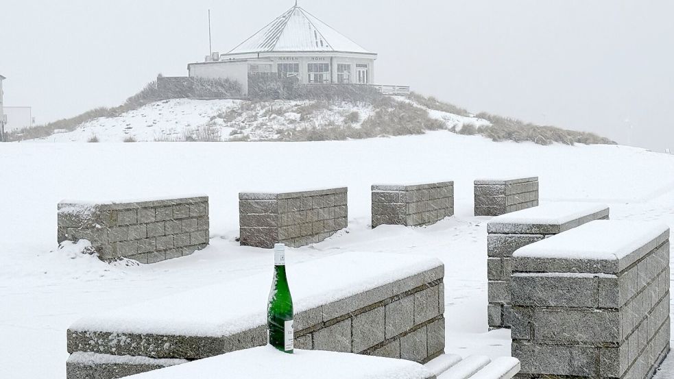 Es wird kühler und es schneit, am Alpenrand werden bis Freitagabend bis zu 20 Zentimeter Neuschnee erwartet. Foto: Volker Bartels/dpa