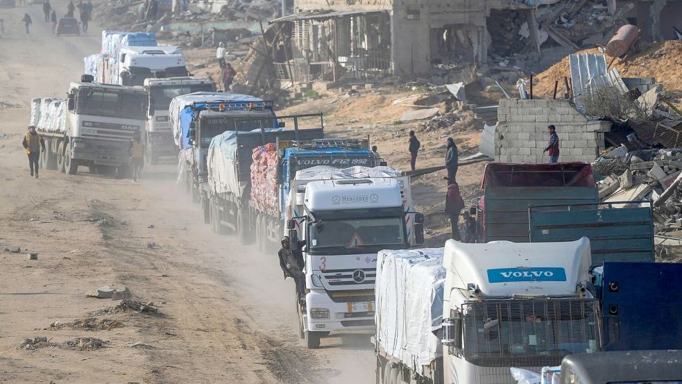 Lastwagen mit Hilfsgütern fahren von Ägypten in den Gazastreifen. Foto: Abdel Kareem Hana/AP/dpa