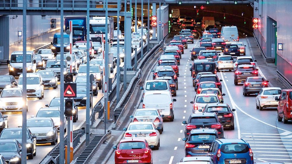 Straßenverkehr ist eine der Quellen für Feinstaub (Archivbild). Foto: Matthias Balk/dpa