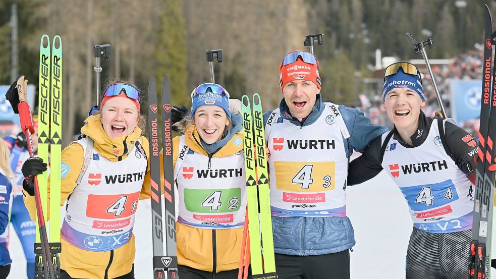 Freudentaumel beim deutschen Team: Bronze in der Mixedstaffel. Foto: Martin Schutt/dpa