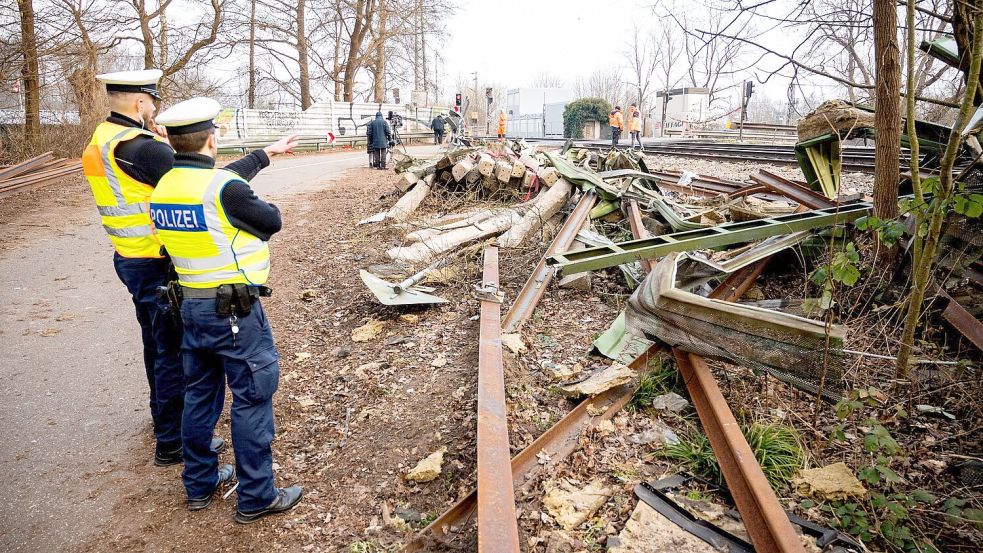 Die Reparaturarbeiten an der Bahnstrecke im Süden Hamburgs dauern an. Foto: Daniel Bockwoldt/dpa