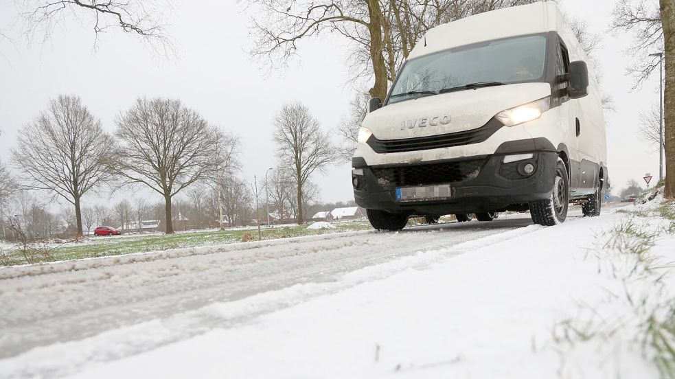 Auf den Straßen im Kreis Aurich sorgte Schneefall für rutschige Fahrbahnen. Foto: Romuald Banik