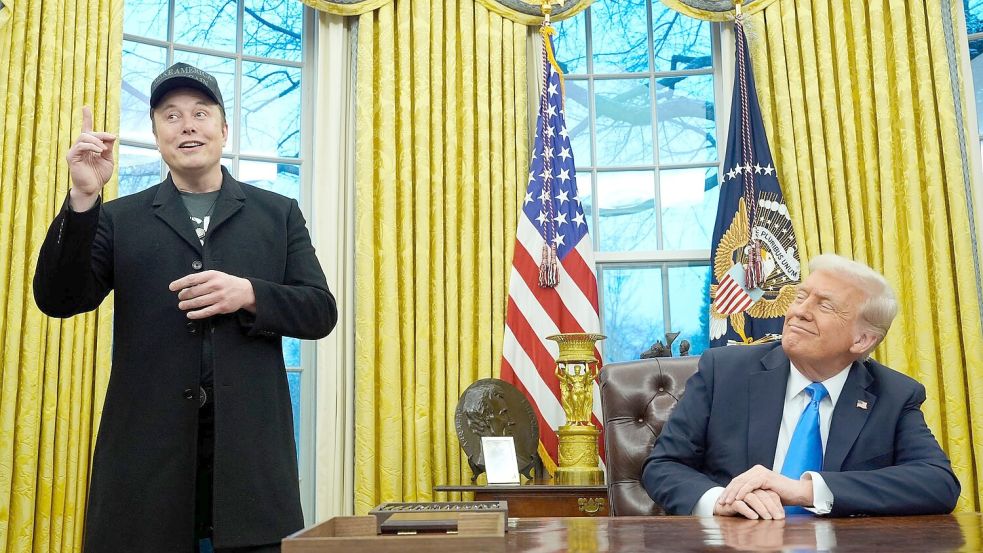 Das Programm, mit dem Trump (r) und Musk (l) Zehntausende Staatsdiener loswerden wollen, hat eine wichtige juristische Hürde genommen. Foto: Alex Brandon/AP/dpa