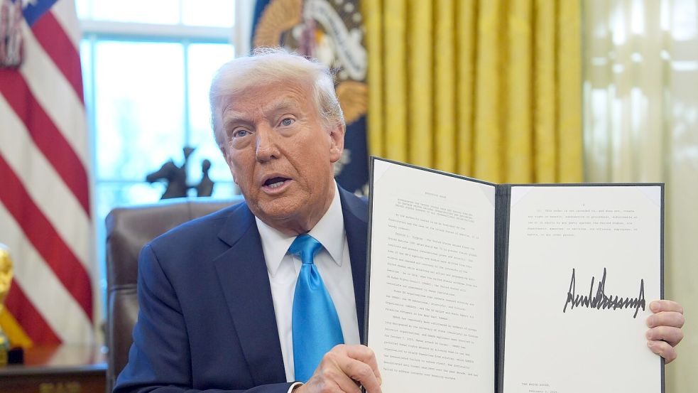 Trump wird nicht müde, immer neue Anordnungen zu unterzeichnen. (Archivbild) Foto: Evan Vucci/AP/dpa