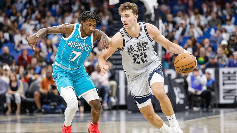 Franz Wagner (r) führte die Orlando Magic zu einem deutlichen Sieg gegen die Hornets. Foto: Kevin Kolczynski/AP/dpa