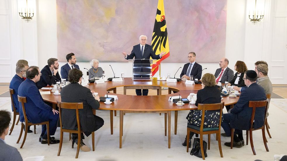 Im November 2023 lud Bundespräsident Frank-Walter Steinmeier zu einer Diskussion mit dem Titel „Krieg in Nahost: Für ein friedliches Zusammenleben in Deutschland!“ ins Schloss Bellevue. Teilnehmer waren Menschen, die in der täglichen Arbeit für ein friedliches Zusammenleben ohne Antisemitismus und Muslimfeindlichkeit eintreten. Foto: Bernd von Jutrczenka/dpa