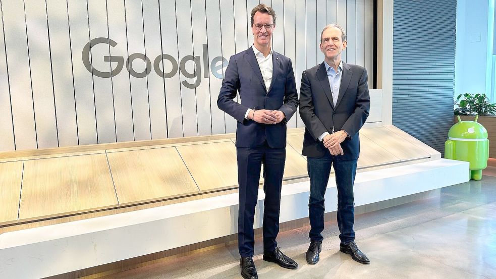 NRW-Ministerpräsident Hendrik Wüst bei einer Reise durch Kalifornien an der Seite von Google-Manager Kent Walker im April 2024 - nun haben sie sich in Berlin wiedergetroffen. Foto: Stella Venohr/dpa