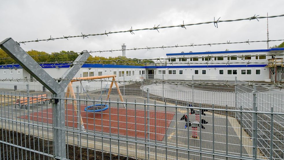 Stacheldraht umgibt die Container des Ausreisegewahrsams am Hamburger Flughafen. (Archivbild) Foto: Axel Heimken/dpa