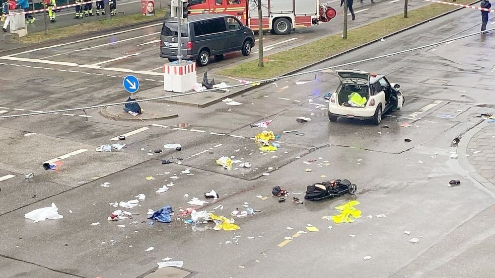 Trümmerteile und Kleidung liegen auf der Straße. Foto: Alexa Gräf/dpa