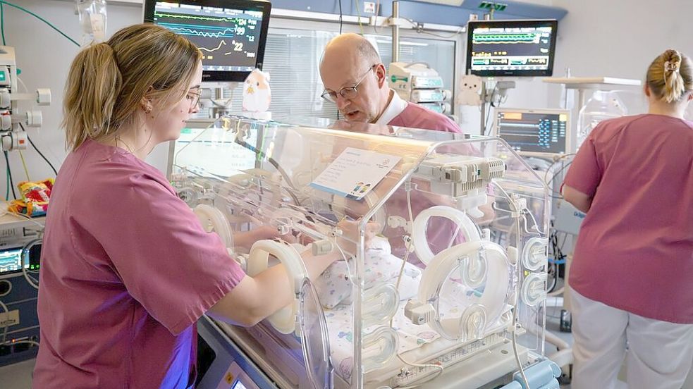 Intensive Versorgung: Das Team um Dr. Oliver Schirrmacher (Mitte) kümmert sich um die Emder Vierlinge auf der Frühchen-Station. Die Babys werden ständig überwacht. Foto: Chowanietz