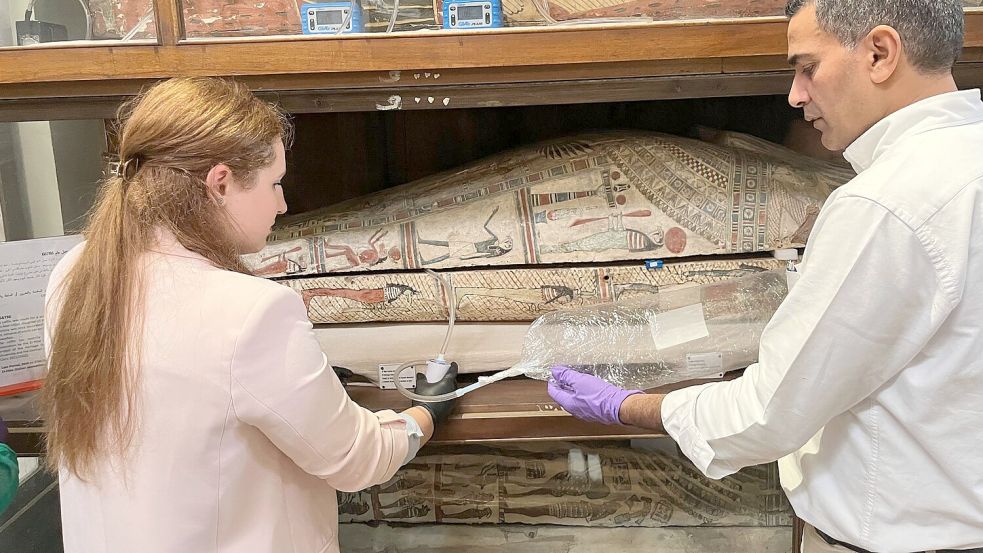 Emma Paolin und Abdelrazek Elnaggar von der Universität Ljubljana nahmen Luftproben im Ägyptischen Museum in Kairo. Foto: Cecilia Bembibre/EurekAlert/University College London/dpa