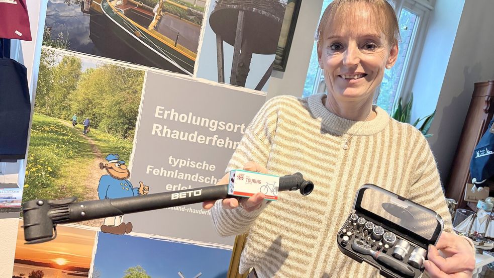 Sabine Kreke von der Touristinformation im Fehn- und Schiffahrtsmuseum Westrhauderfehn zeigt das Reparatur-Kit. Foto: Janßen