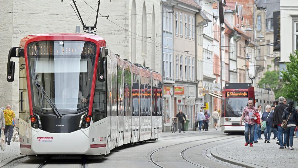 Das Deutschlandticket wurde zum Januar zwar deutlich teurer - insgesamt hat es aber zu einer Vergünstigung des öffentlichen Nahverkehrs geführt. (Archivbild) Foto: Martin Schutt/dpa