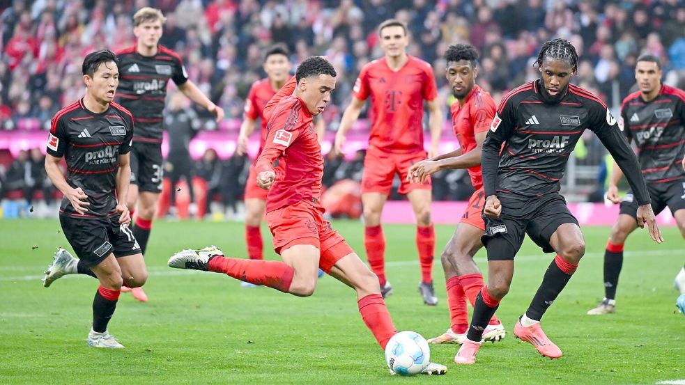 Jamal Musiala (M) soll das Spiel des FC Bayern noch lange lenken. Foto: Sven Hoppe/dpa