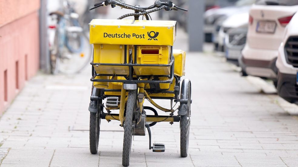 Ein Fahrrad eines Briefträgers steht auf einem Gehweg - auch dieser Briefträger möchte vermutlich gern deutlich besser bezahlt werden. Foto: Sven Hoppe/dpa