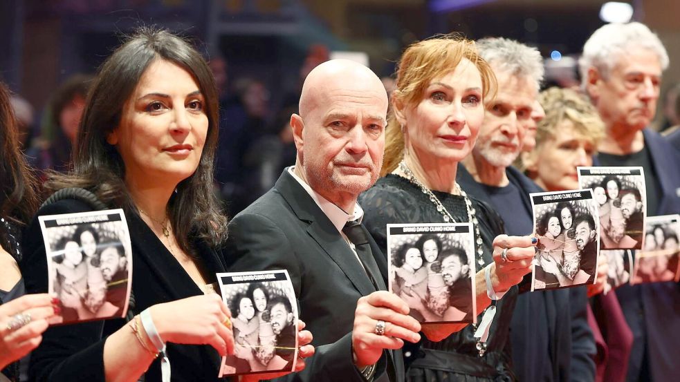 Tom Shoval, Filmemacher und Freund von Cunio, war nach eigenen Worten „sehr berührt“ von der Aktion auf dem roten Teppich. Foto: Christoph Soeder/dpa