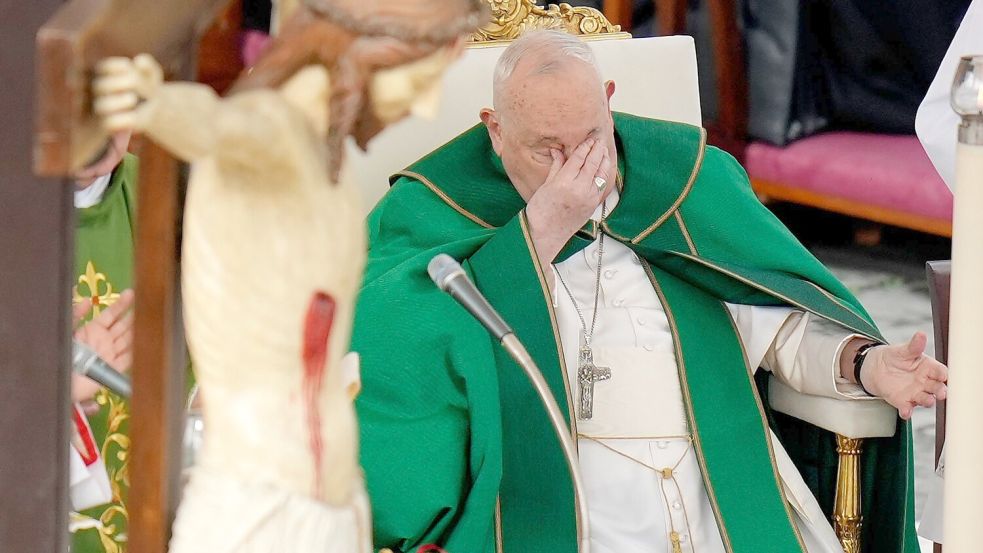 Musste in eine Klinik: der Papst. (Archivbild) Foto: Alessandra Tarantino/AP/dpa