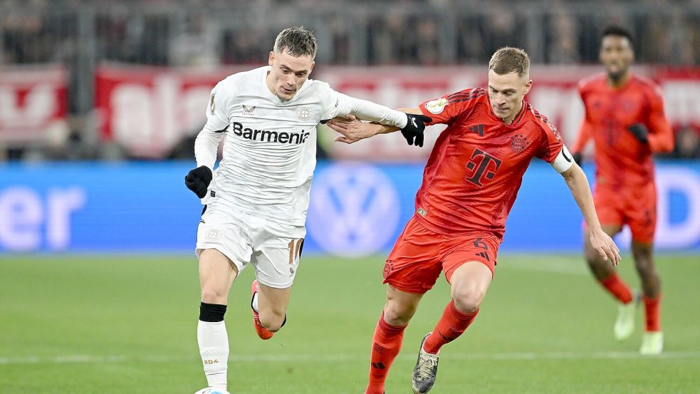 Am Samstag Gegner - irgendwann auch gemeinsam im Verein? Leverkusens Florian Wirtz (l) und Bayerns Joshua Kimmich. Foto: Sven Hoppe/dpa