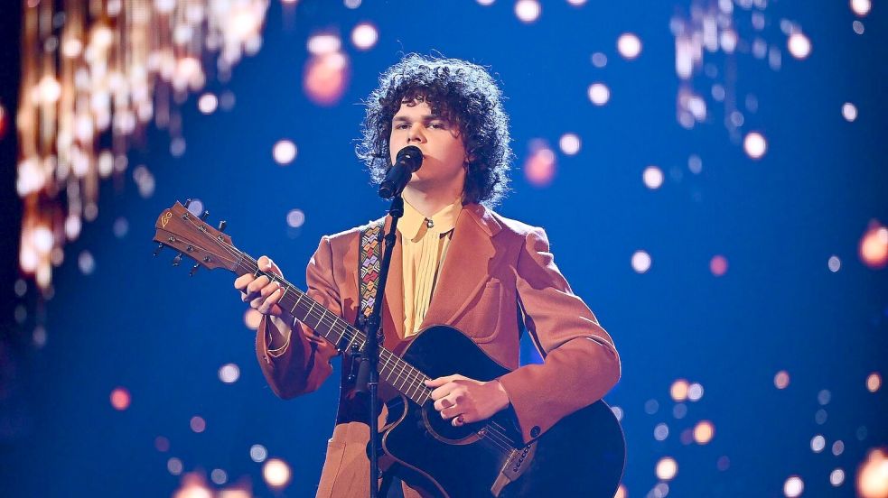 Sänger Benjamin Braatz brauchte nur seine Gitarre, um das Publikum für sich zu gewinnen. Foto: -/RTL/dpa