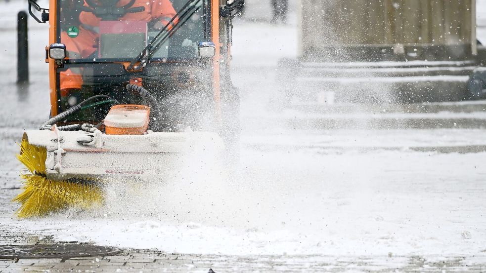 Die Straßen können wegen Schnee und Frost glatt werden. Foto: Sebastian Christoph Gollnow/dpa