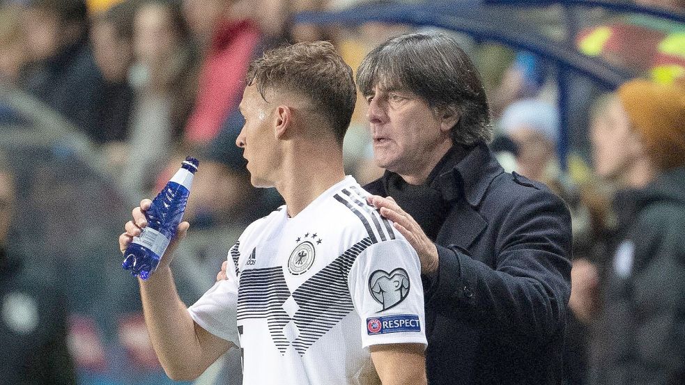 Joachim Löw (r) verwies darauf, wie wichtig eine Auslandserfahrung sein kann. Foto: Federico Gambarini/dpa