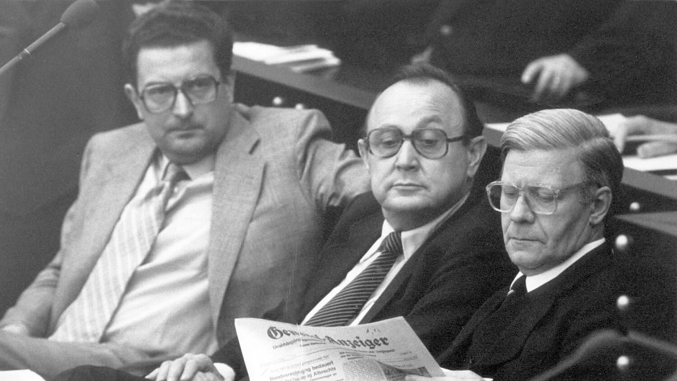 Gerhart Baum (links) mit Hans-Dietrich Genscher und Helmut Schmidt auf der Regierungsbank in Bonn. (Archivbild) Foto: DB Bundespresseamt/dpa