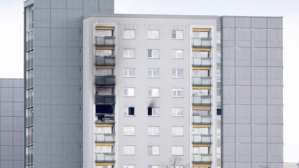 Drei Menschen wurden bei einem Brand in der elften Etage eines Hochhauses verletzt - zwei von ihnen starben im Krankenhaus. Foto: Sebastian Kahnert/dpa