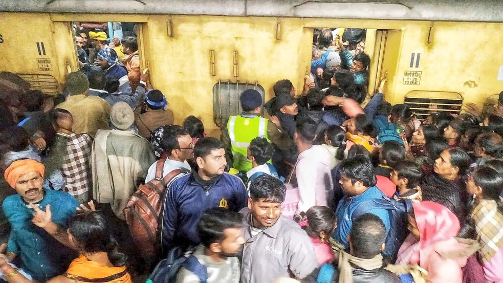 An einem Bahnhof in Neu-Delhi starben mehrere Menschen. Foto: Uncredited/AP/dpa