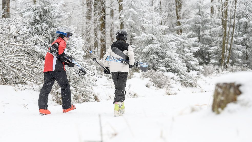 Manche nutzen das Wetter für Wintersport. Foto: Swen Pförtner/dpa