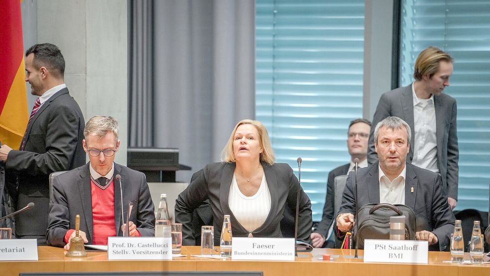 Die Mitglieder des Innenausschusses im Bundestag wollen sich diese Woche zu einer Sondersitzung treffen, in der es um den Anschlag in München gehen soll (Archivbild). Foto: Kay Nietfeld/dpa