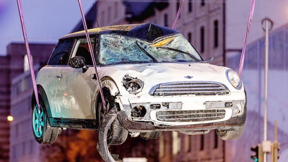 Mit diesem Auto fuhr der Täter von hinten in den Demonstrationszug. Eine Mutter und ihr Kind starben inzwischen an den Folgen ihrer schweren Verletzungen. Foto: Matthias Balk/dpa