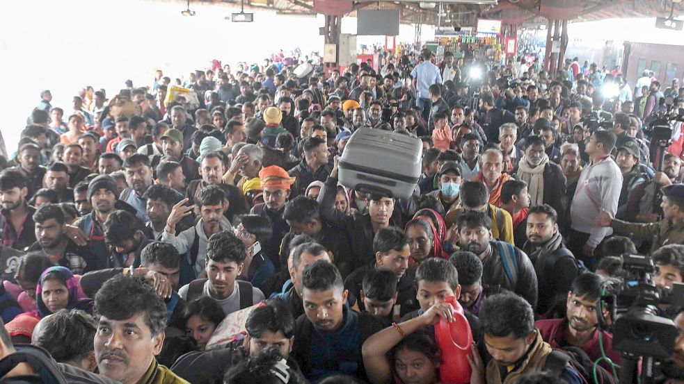 Auf dem Bahnhof von Neu-Delhi herrschte dichtes Gedränge, als es zu der Massenpanik gekommen war. Foto: UNI/Handout/Xinhua/dpa