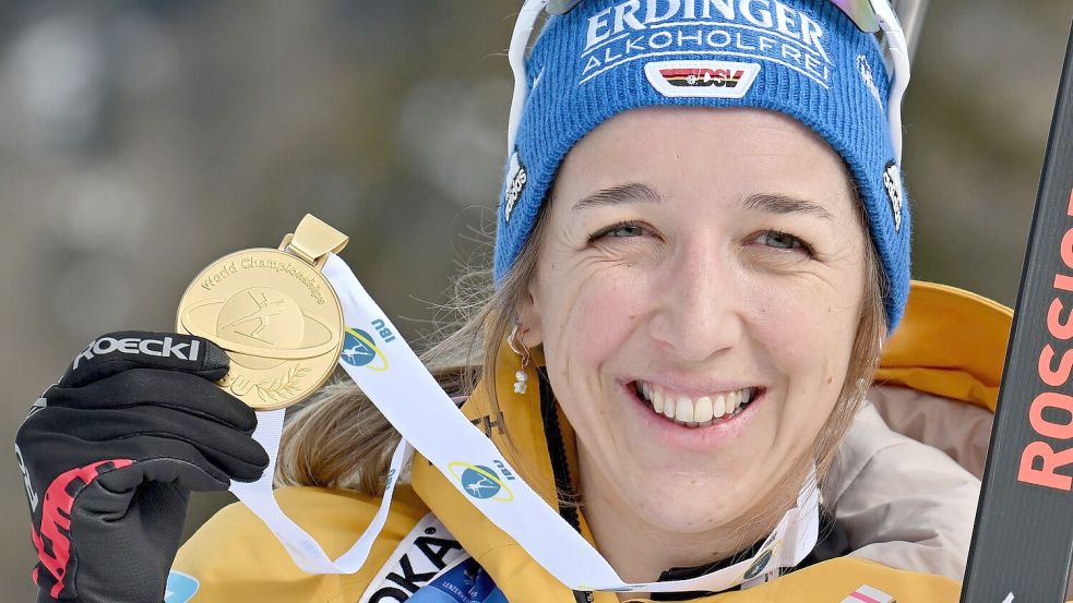 Endlich WM-Gold: Franziska Preuß mit ihrer Medaille. Foto: Martin Schutt/dpa