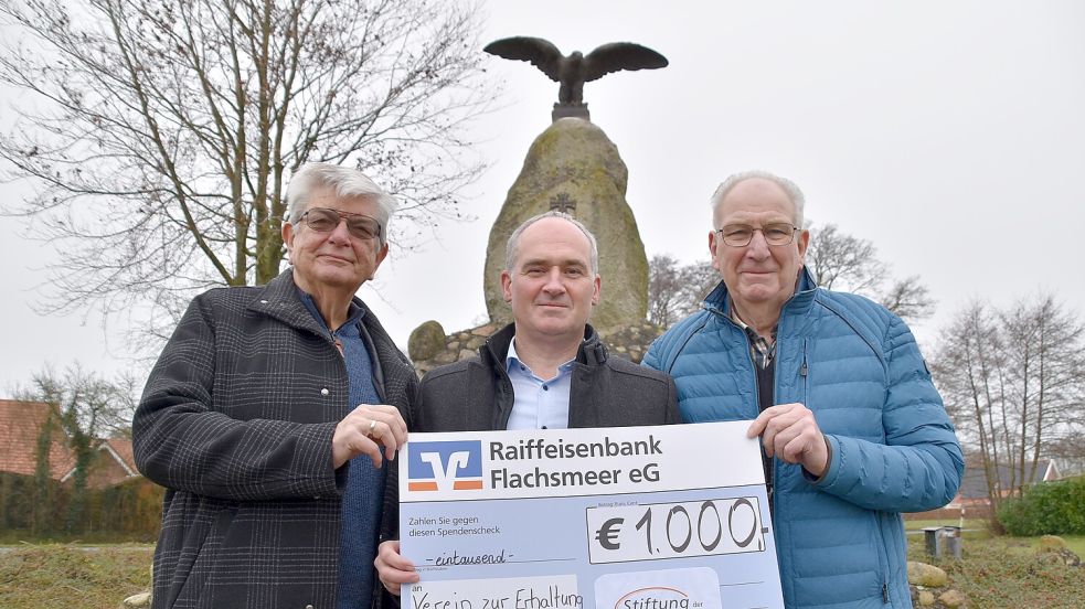 Die Stiftung der Raiffeisenbank Flachsmeer spendete für die Anschaffung des neuen Adlers aus Stein für das Ehrenmal in Ihren-Großwolde 1000 Euro. Das Bild entstand bei der symbolischen Scheckübergabe und zeigt (von links) Ernst Martin Feldkamp, Kassenwart des Denkmalvereins, Matthias Beekmann vom Vorstand der Raiba und den Vereinsvorsitzenden Manfred Thieben. Foto: Ammermann