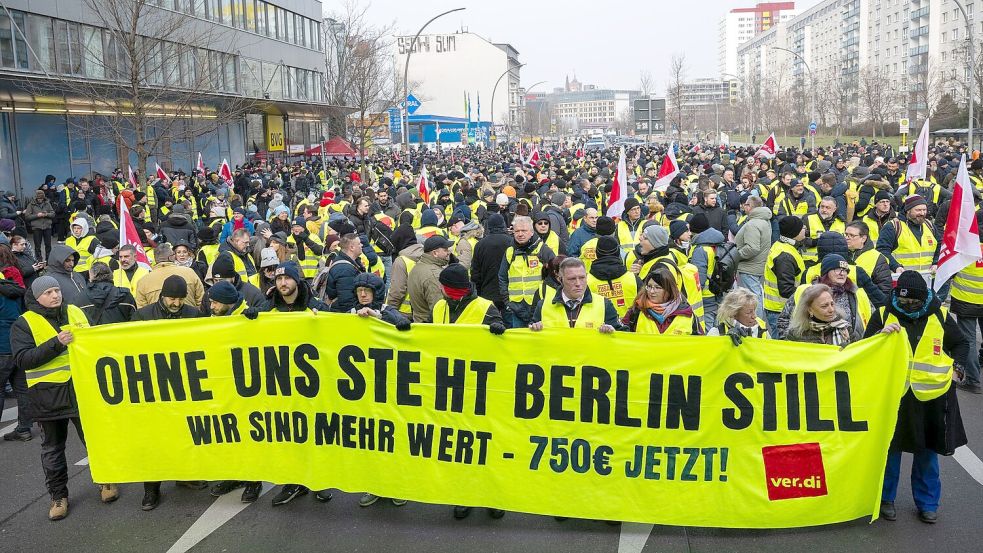 Mit Kundgebungen und Warnstreiks erhöht die Gewerkschaft den Druck auf die Arbeitgeber. (Archivbild) Foto: Soeren Stache/dpa