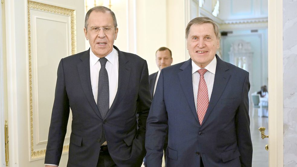 Der russische Außenminister Sergej Lawrow (l.) und der außenpolitische Berater des russischen Präsidenten Juri Uschakow sind für Gespräche mit US-Außenminister Marco Rubio nach Saudi-Arabien gereist. (Archivbild) Foto: Pavel Bednyakov/RIA Novosti/AP/dpa