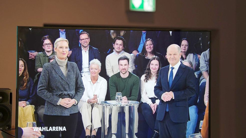 Alice Weidel, Spitzenkandidatin der AfD, wird von mehreren Menschen aus dem Publikum nach ihrer privaten Lebenssituation gefragt. Foto: Kay Nietfeld/dpa