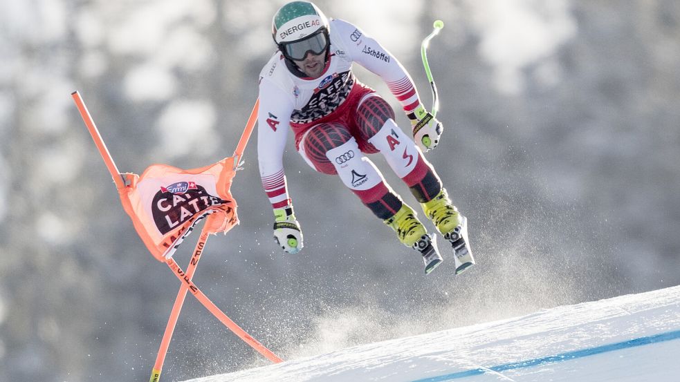 Beim Weltcup in Wengen: Vincent Kriechmayr aus Österreich zischt bei der Abfahrt an der Torstange vorbei. Foto: dpa/KEYSTONE/Marcel Bieri