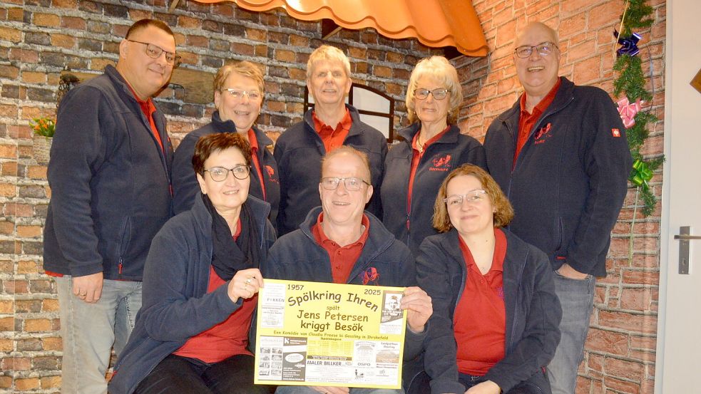 Die Theatergruppe „Spölkring Ihren“ will das Zwerchfell der Besucher mit ihrem neu einstudierten plattdeutschen Stück „Jens Petersen kriggt Besök“ zum Beben bringen. Das Foto zeigt (hintere Reihe von links) Harald Haase, Anna Gerda Bluhm, Siegfried Klaaßen, Hannelore Heidergott, Heinz Wiemers sowie (sitzend von links) Hannelore Jung, Wilfried Freesemann und Silke Niemand. Foto: Weers