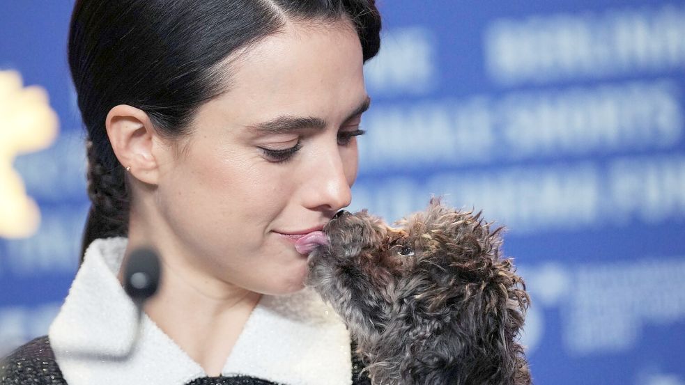 Margaret Qualley präsentierte ihren Hund erstmals der Öffentlichkeit. Foto: Soeren Stache/dpa