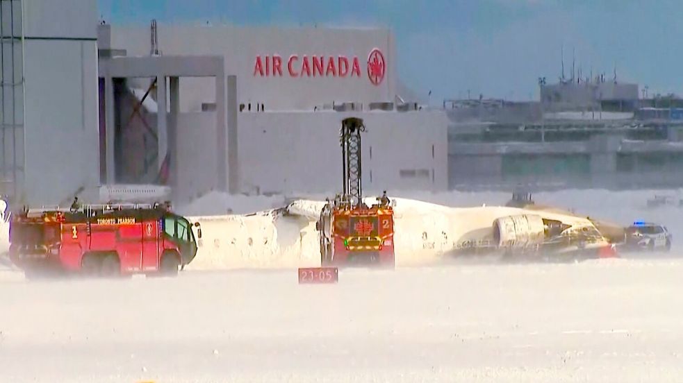 Flugzeug liegt auf dem Rücken - ein Flügel ist abgerissen Foto: Uncredited/CTV/AP/dpa