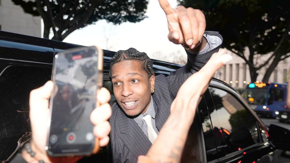 Rapper Asap Rocky kommt nach einem Freispruch um eine drohende Haftstrafe herum. Foto: Damian Dovarganes/AP/dpa