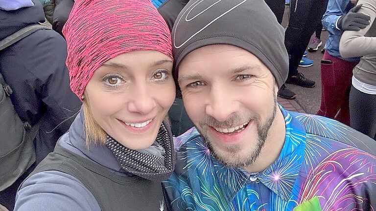 Ina und Marco Dierich verbindet eine der schönsten ostfriesischen Lauf-Geschichten. Das Foto zeigt die beiden beim Silvesterlauf in Emden. Foto: privat