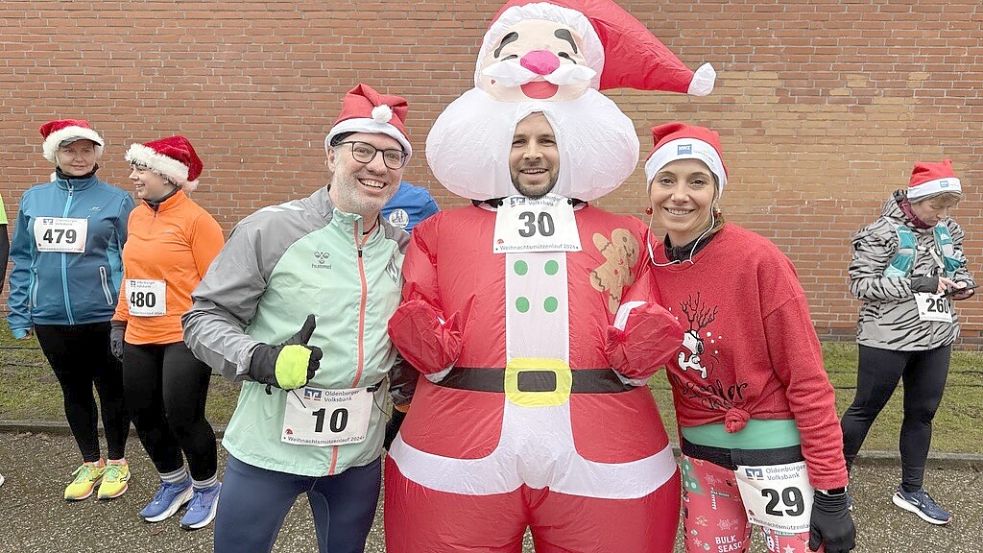 Dirk (von links) hat Marco und Ina beim Weihnachtsmützenlauf in Augustfehn getroffen. Marco lief in einem ausgefallenen Kostüm. Wie es war, berichtet er im Podcast. Foto: privat