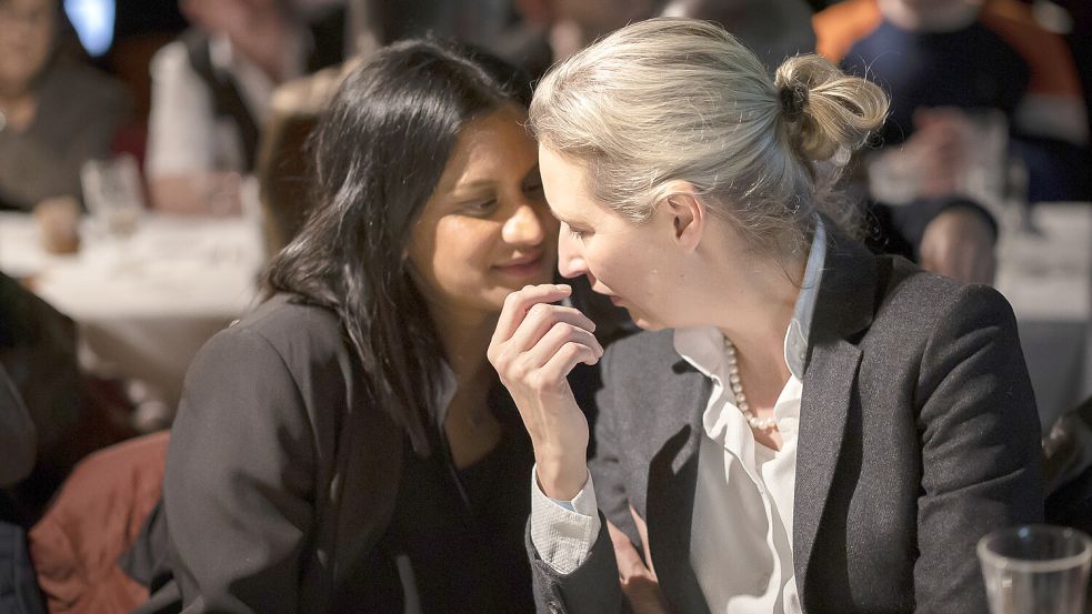 Alice Weidel und ihre Lebenspartnerin Sarah Bossard während einer Tagung der Schweizerischen Volkspartei. Foto: dpa/KEYSTONE/Michael Buholzer